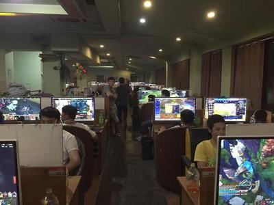 一方天地，一段青春 苹果代工厂旁的网吧青年与网络世界